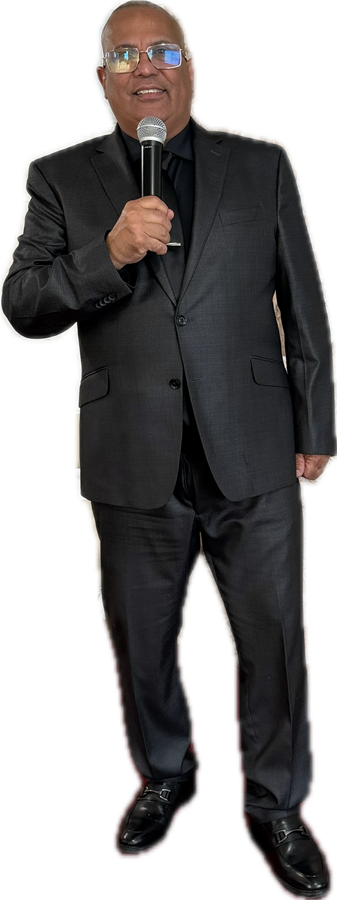 Pastor Erick Ortiz Torres con el micrófono